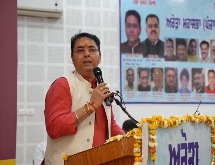 अमन अरोड़ा ने होशियारपुर में अरोड़ा समुदाय के 'परिवार मिलनी' कार्यक्रम को किया संबोधित