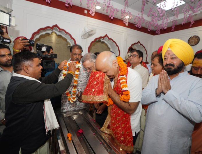 आप पंजाब प्रभारी मनीष सिसोदिया ने नवरात्रि के पहले दिन पटियाला में काली माता मंदिर में माथा टेका